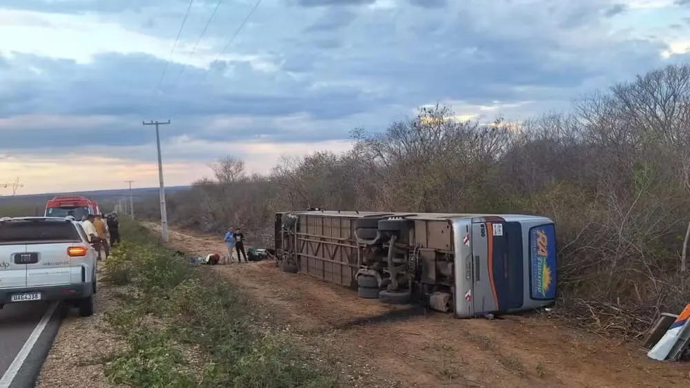 Ônibus com 10 pessoas tomba na PI-141 e deixa uma pessoa ferida no Piauí