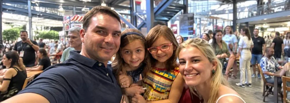 Flávio a famíla seguem para os Estados Unidos onde devem solicitar asilo político - Foto: Reprodução