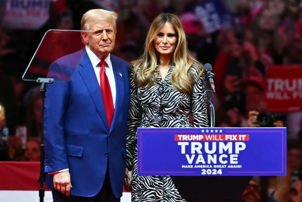 Corrida presidencial em Nova Iorque: Trump reúne multidão em comício decisivo