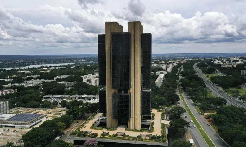 Banco Central demonstra preocupação com alta do dólar e afirma que poderá aumentar juros se necessário