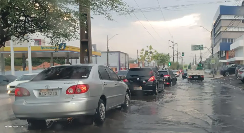 Chuva torrencial: Falta de drenagem em Teresina provoca alagamentos e transtornos no trânsito