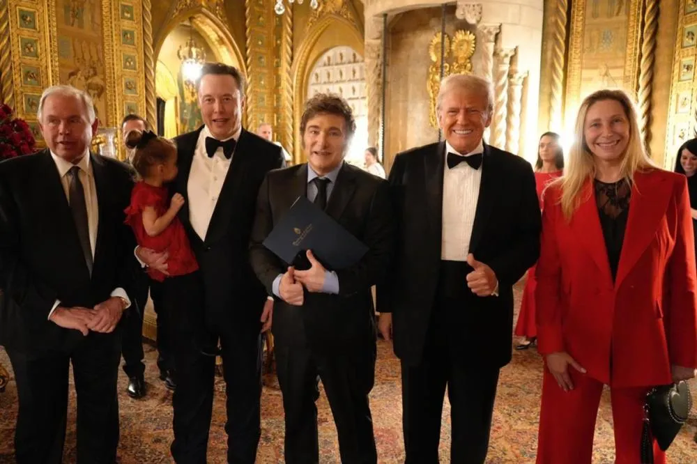 Milei e Trump selam aliança em noite de gala com Elon Musk