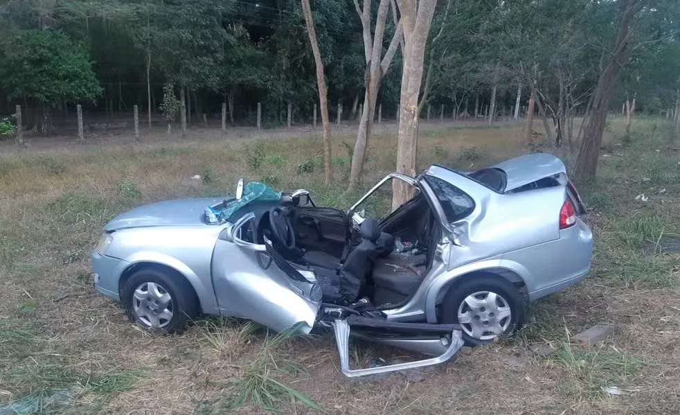 Acidente na 343 deixa carro sem teto, mas ocupantes sofrem apenas ferimentos