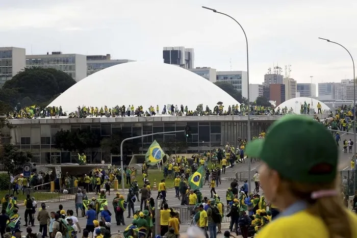 Homem-bomba ou homem-traque? O impacto do atentado no debate sobre anistia aos atos de 8 de janeiro