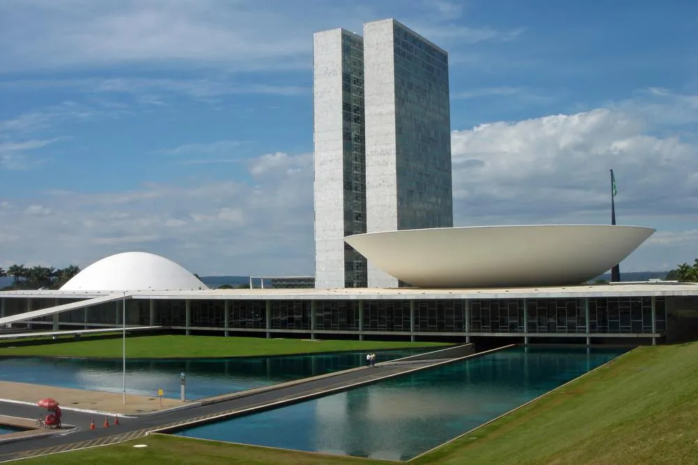  Crise institucional e autoritarismo: reflexões sobre a necessidade de revisão constitucional no Brasil