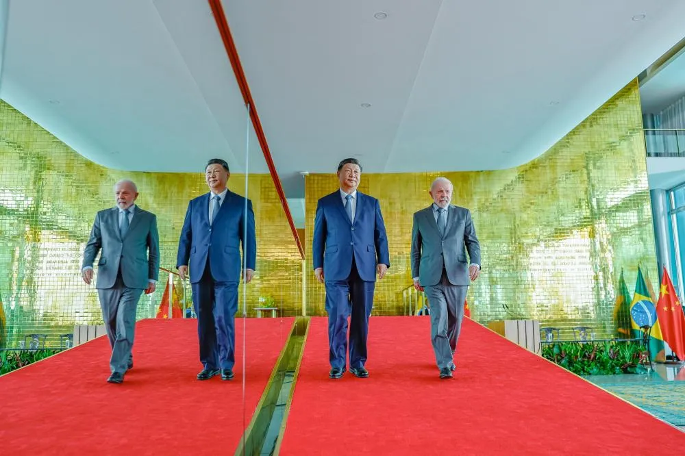 Lula e Xi Jinping selam parceria com 37 acordos bilaterais
