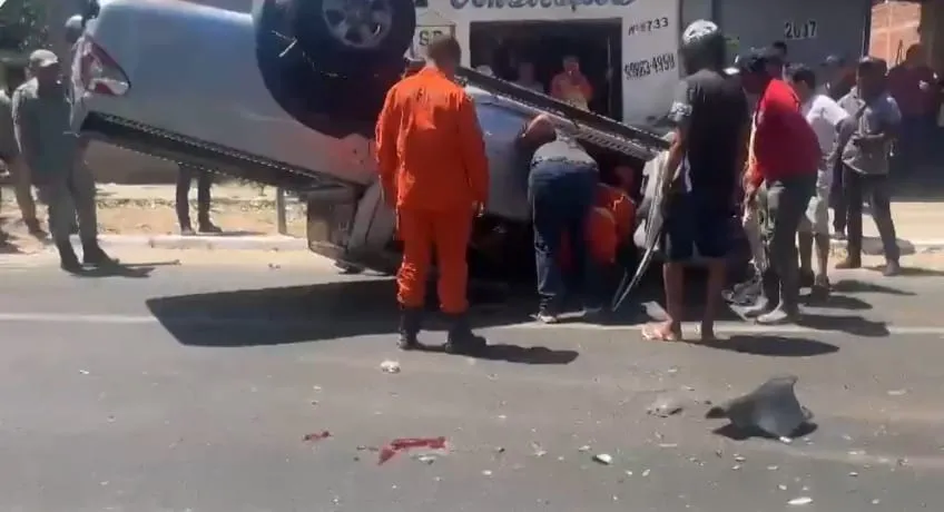 Colisão entre duas caminhonetes deixa um com as rotas para cima na Miguel Rosa