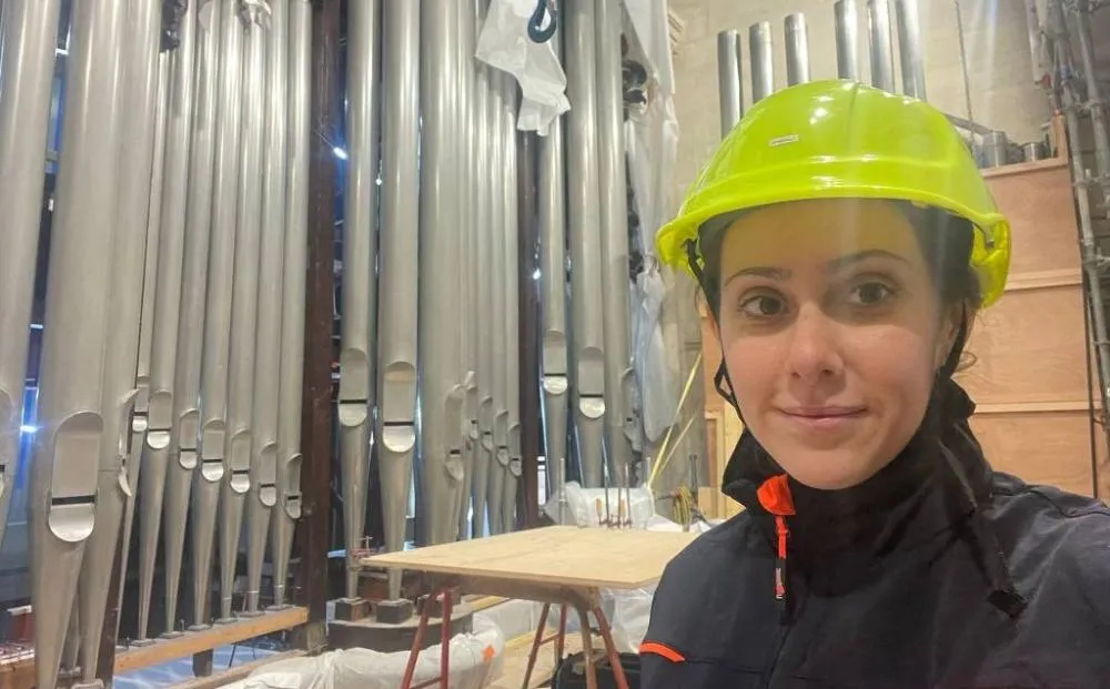 Conheça a brasileira que participa da restauração do órgão de tubos da Catedral de Notre-Dame