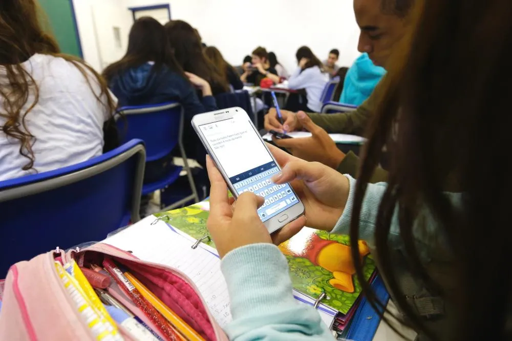 ALEPI: Tecnologia ou distração? CCJ aprova restrição de celulares nas escolas
