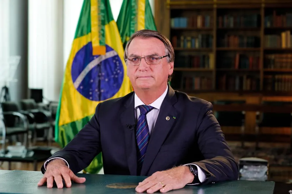 Pesquisa mostra Bolsonaro à frente de Lula em disputa simulada para 2026