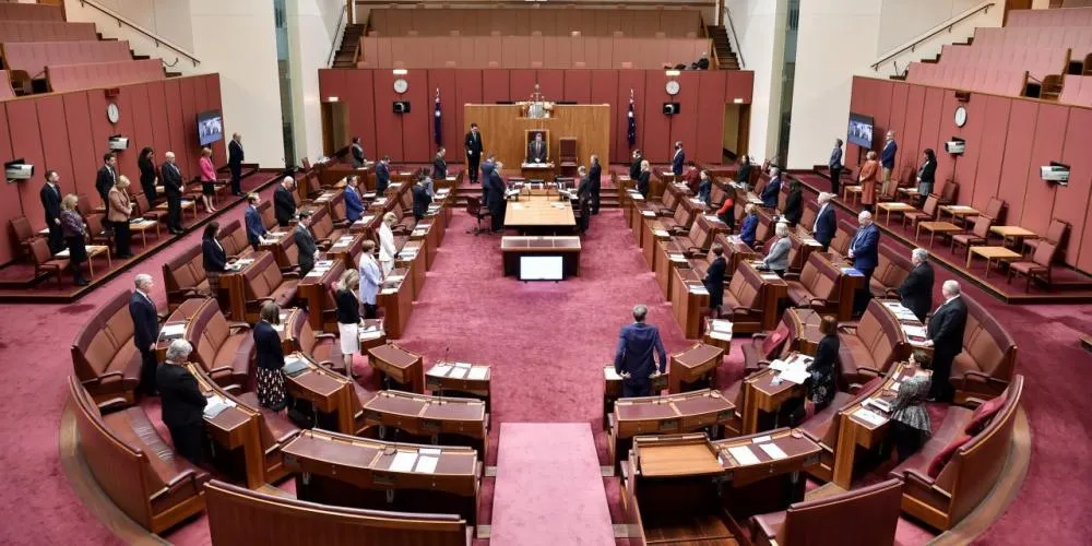 Senado Australiano aprova lei pioneira que proíbe menores de 16 anos nas redes sociais