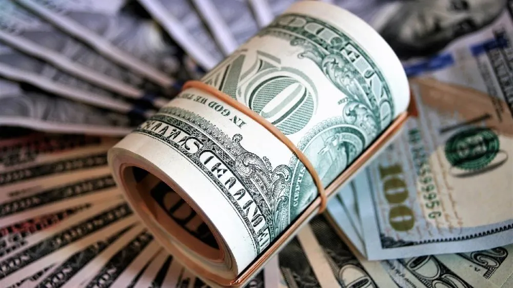 Dólar atinge R$ 6 pela primeira vez e fecha em alta histórica; Resposta do mercado ao Pacote de Cortes