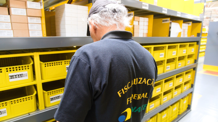 Anatel apreende 22 mil produtos irregulares em operação nos estoques da Amazon e Mercado Livre