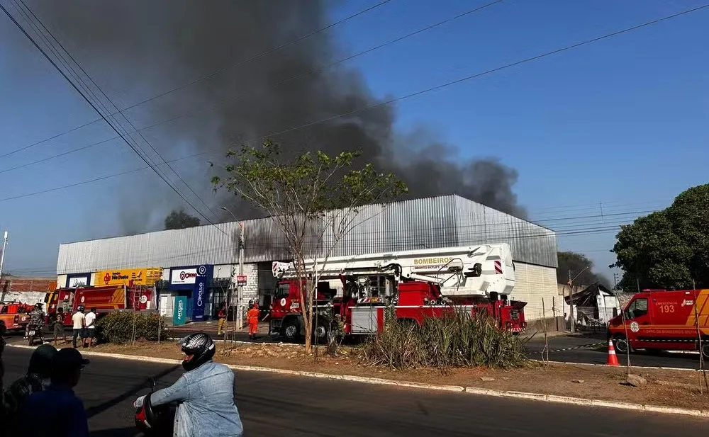 Incêndio atinge galpão de distribuidoras na zona sul de Teresina