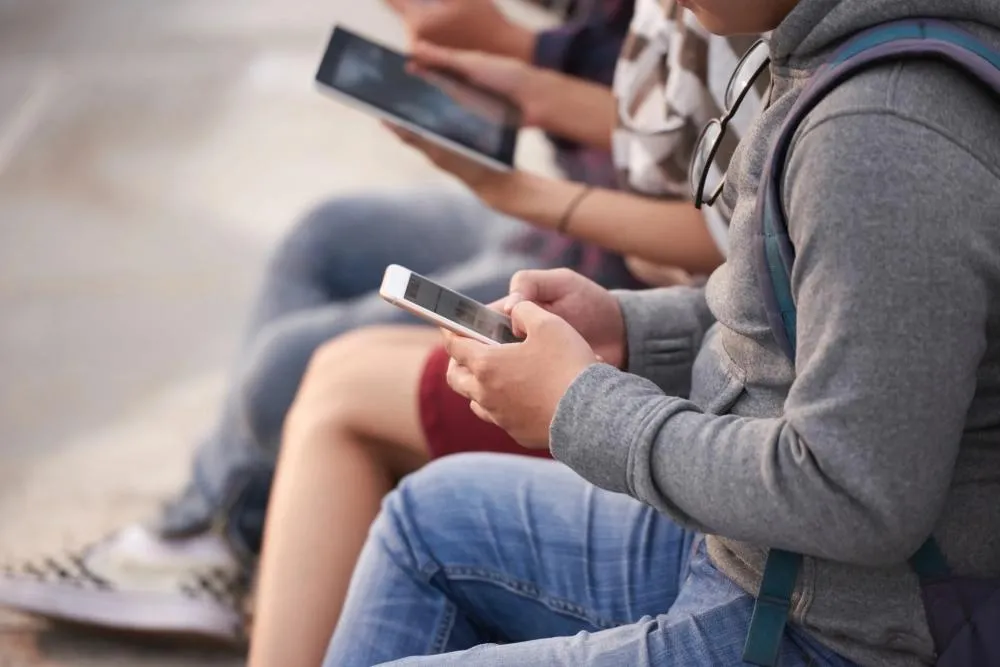Governo de São Paulo sanciona lei que bane celulares nas escolas