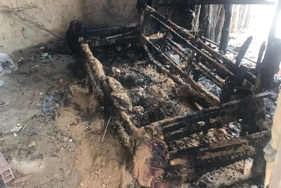 Bebê morre em incêndio: o sofá onde ele estava deitado pegou fogo