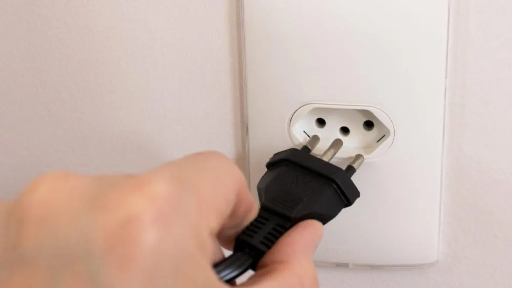 Cinco aparelhos que devem ficar fora da tomada para não deixar sua conta de luz mais cara, mesmo desligados