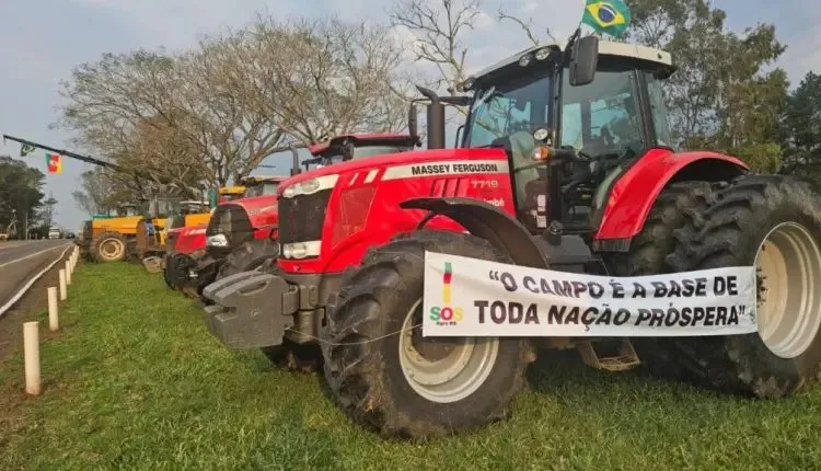 Agricultores do RS realizam tratoraço em Porto Alegre em protesto ao abandono pelo governo federal