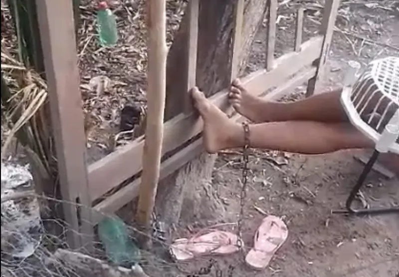 Mãe é presa por acorrentar filha com esquizofrenia a uma árvore no Piauí