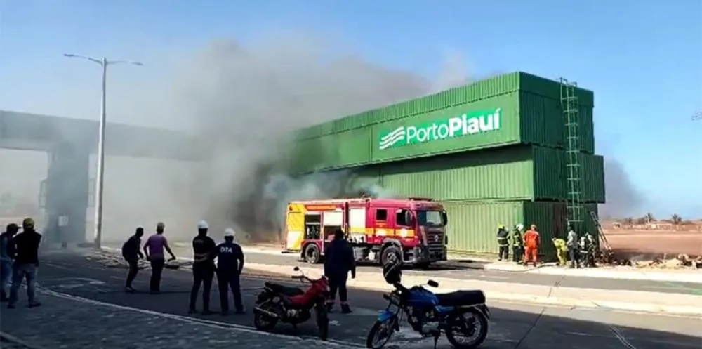 Incêndio no Porto de Luís Correia provoca explosão; veja vídeo impressionante