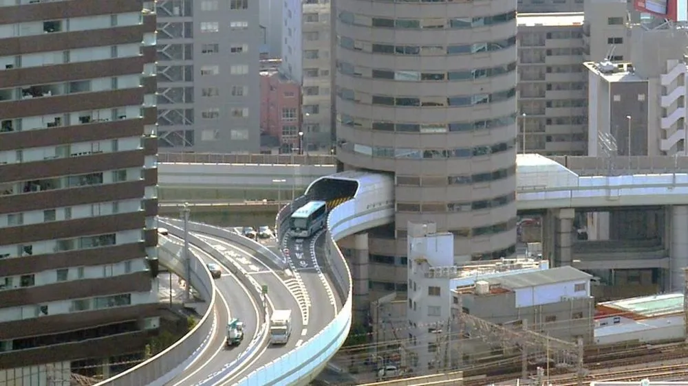 Japão impressiona ao integrar via expressa a edifício sem comprometer sua estrutura