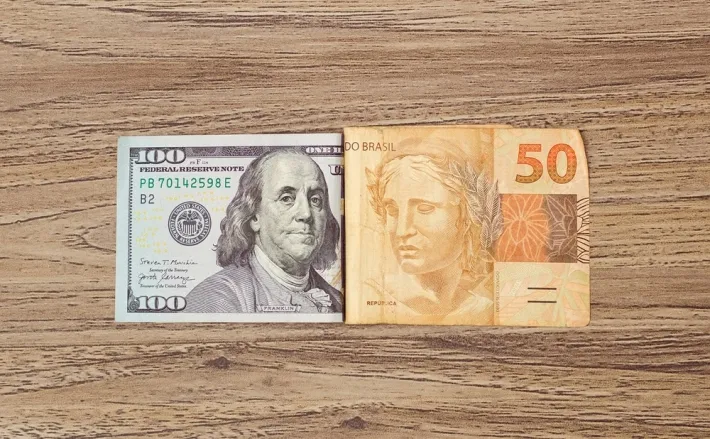 Dólar atinge R$ 6,16 com novas projeções de alta da Selic e incertezas fiscais