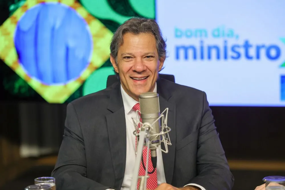 Dólar atinge recorde, e Fernando Haddad anuncia férias