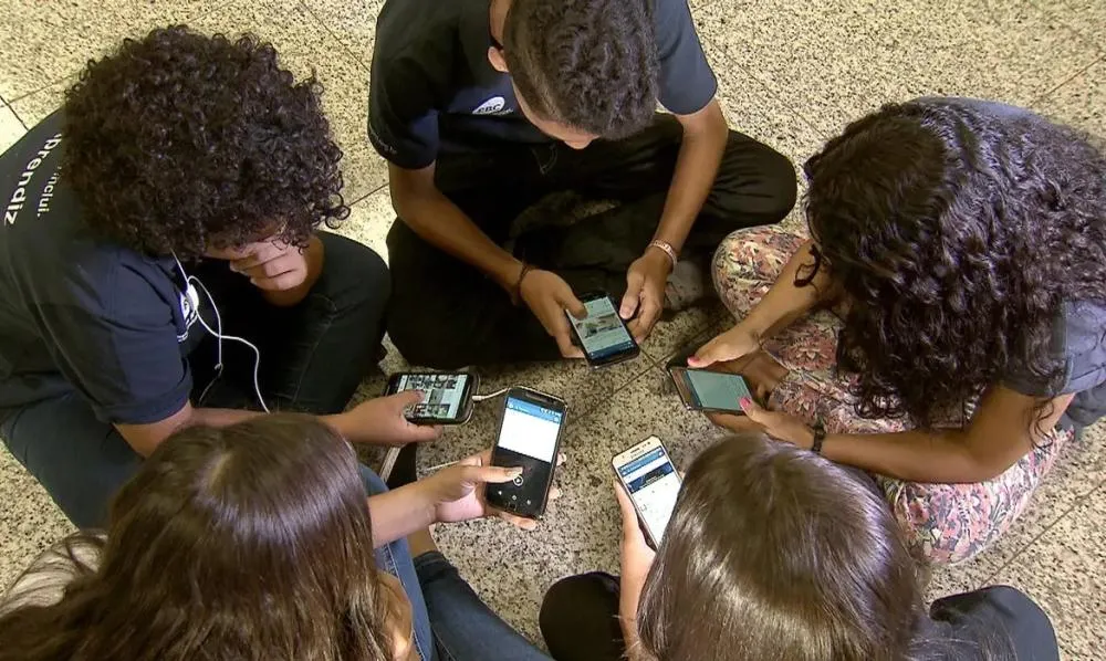 Piauí aprova lei para restringir celulares nas escolas