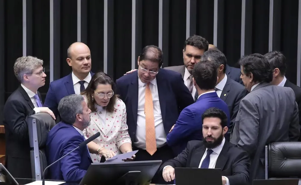 Câmara aprova projeto com teto para salário mínimo, mas flexibiliza regras do BPC