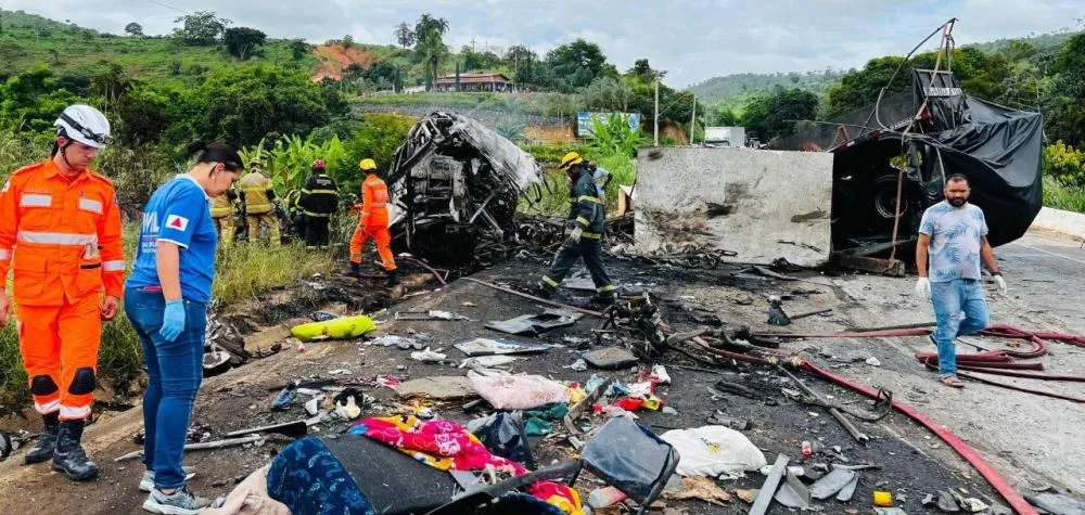 Tragédia na BR 116: Acidente entre ônibus e carreta deixa mais de 30 mortos em Minas Gerais