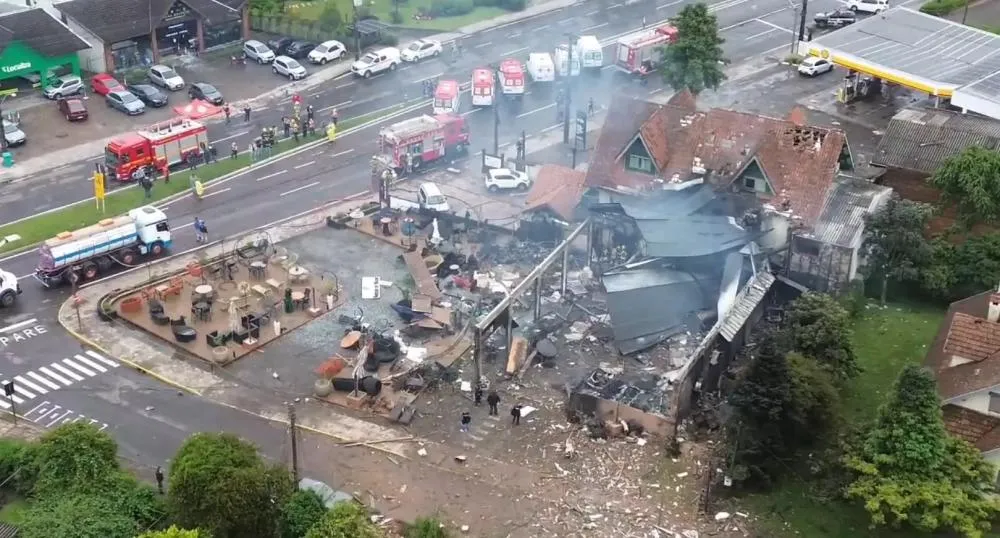 Avião cai sobre loja em Gramado (RS) e provoca incêndio; Número de vítimas ainda é desconhecido