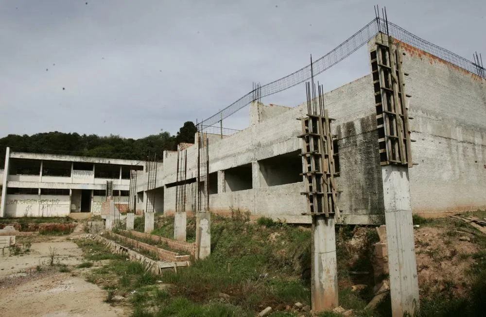 Obras públicas paradas crescem 38% no governo Lula em 2024, aponta TCU