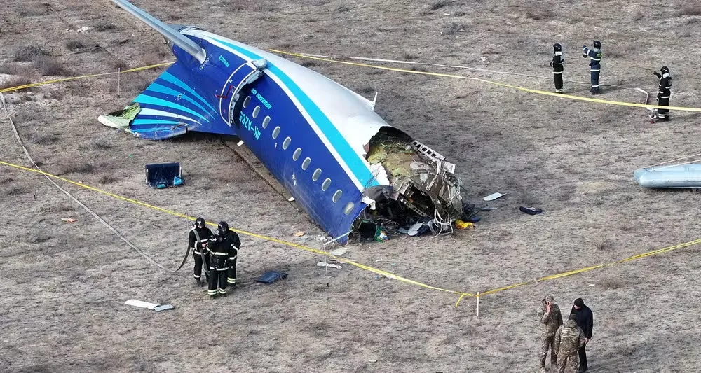 Avião da Azerbaijan Airlines cai no Cazaquistão e deixa dezenas de mortos