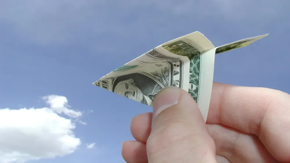 Dólar em alta: Brasil registra saída bilionária mesmo com leilões do BC