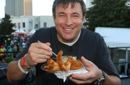 De rejeitado a bilionário: Como Todd Graves transformou frango frito em um império de US$ 9,5 bilhões