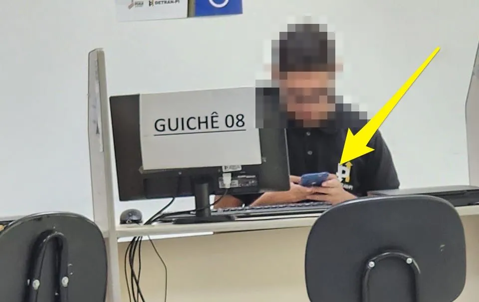 Uso excessivo de celulares por servidores do Detran-PI revolta usuários em Teresina