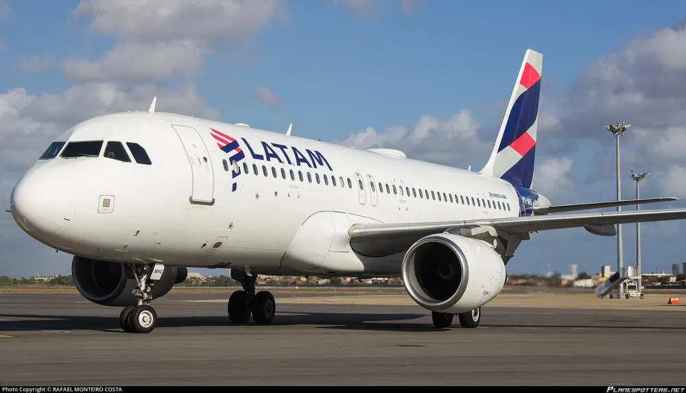 Avião da Latam retorna a Brasília após emergência em voo para Teresina