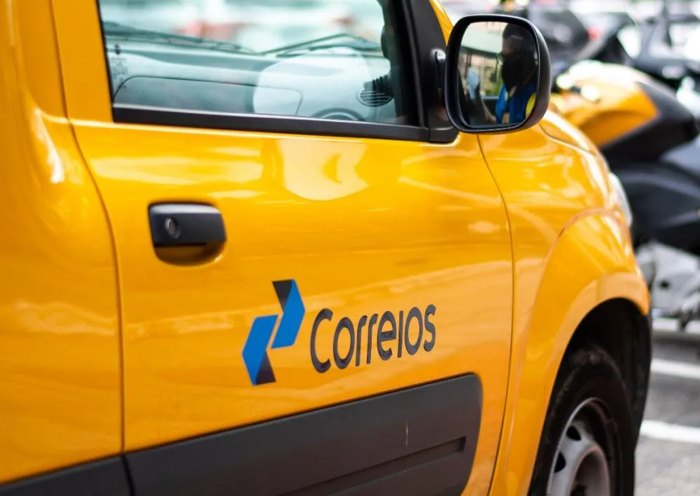 Correios à beira da insolvência disparam gastos com patrocínios em 3.200% e financiam evento até em Bogotá, na Colômbia