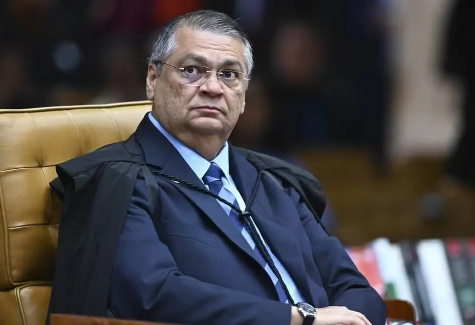 Dino libera parte das emendas parlamentares após impasse com Lira, mas mantém críticas e investigações