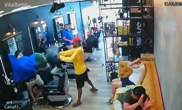 Policial civil é baleado durante assalto em barbearia lotada e violência expõe insegurança em Timon/MA