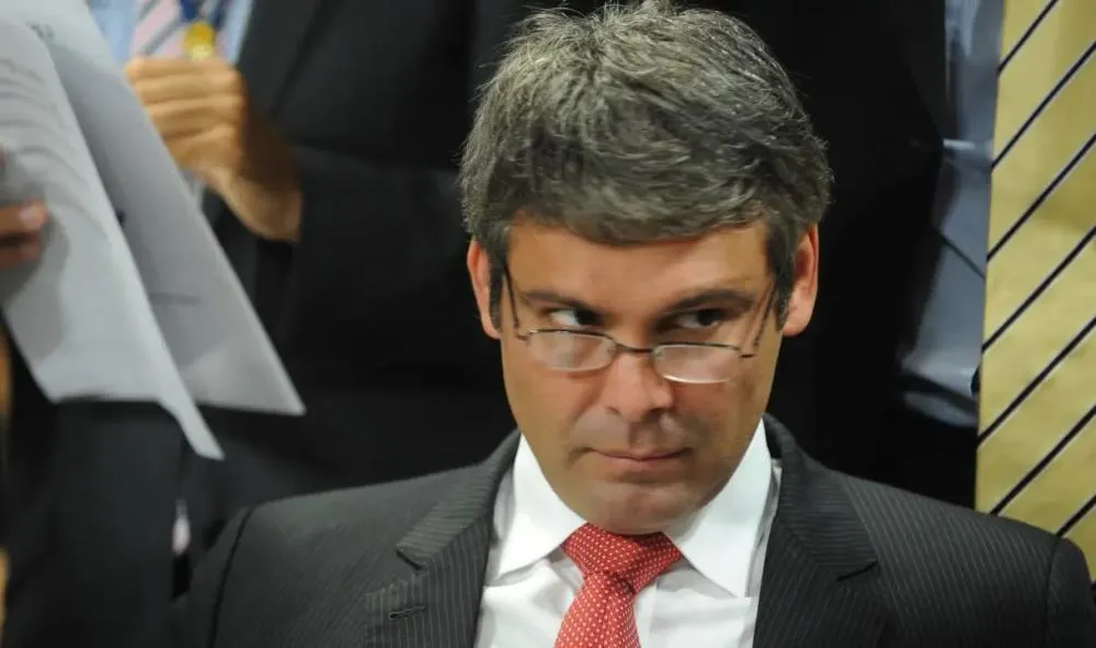 A fábrica de fake news do PT: manipulação, negacionismo e o colapso econômico em curso