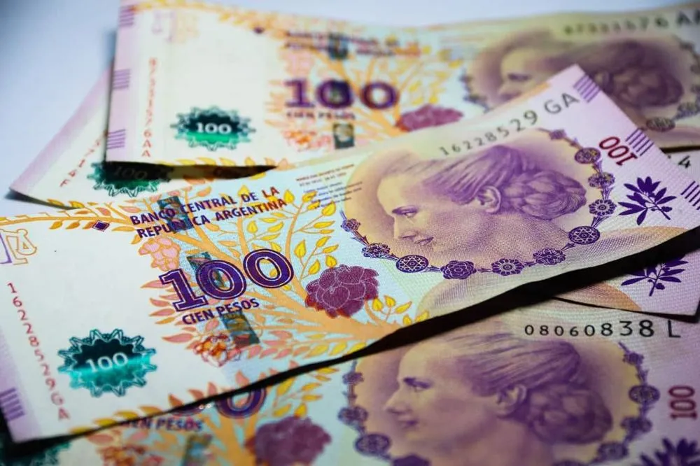 Na Argentina, salário mínimo aumenta em dólares e se aproxima de valor no Brasil