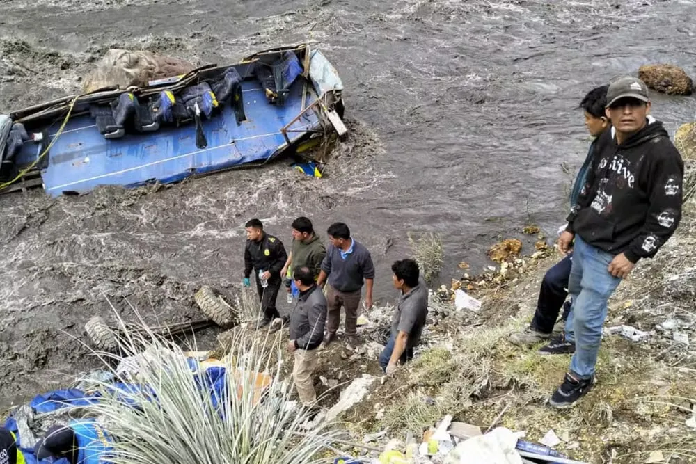 Tragédia nos Andes: ônibus despenca em precipício no Peru, deixando mortos e desaparecidos