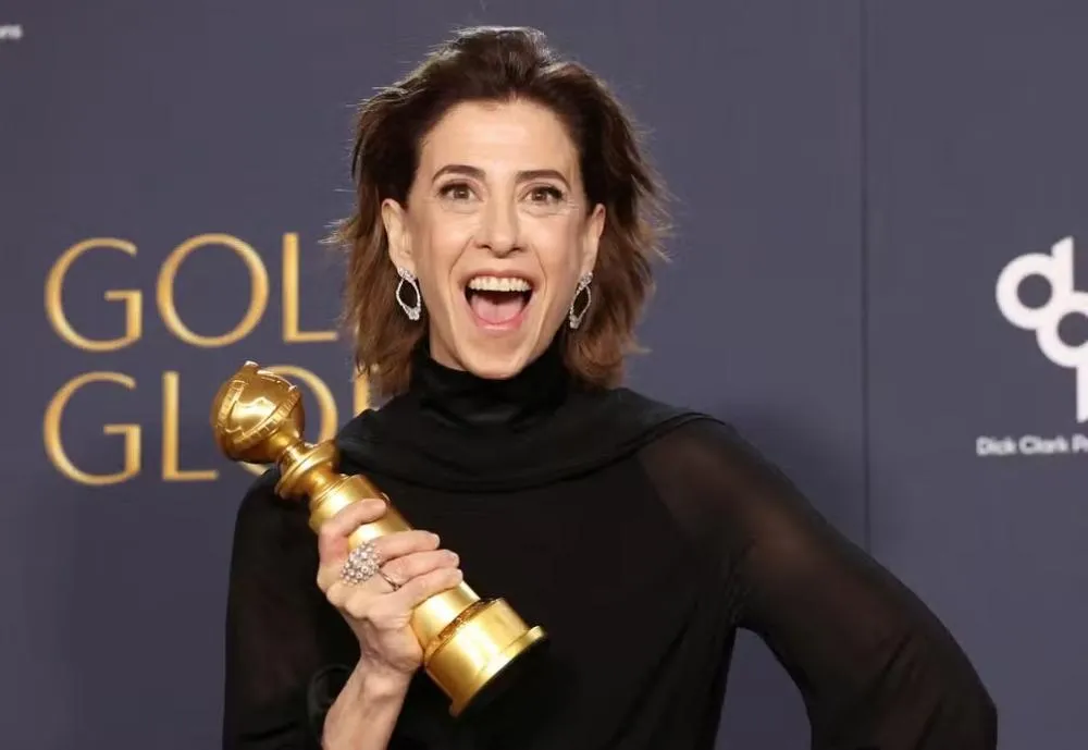 Fernanda Torres conquista Globo de Ouro e dedica prêmio à mãe, Fernanda Montenegro