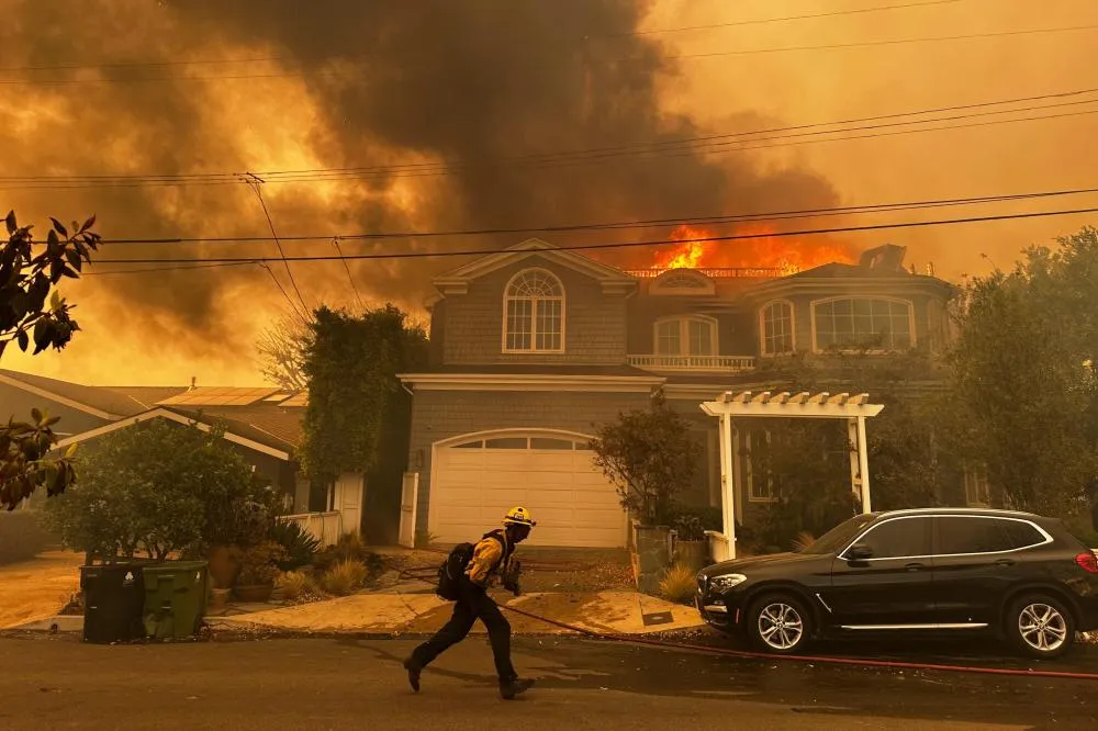 Grande incêndio florestal atinge Califórnia, deixando moradores desesperados nos Estados Unidos