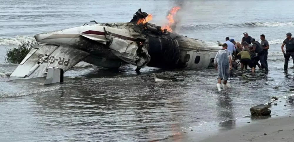 Avião de pequeno porte cai em Ubatuba, litoral paulista, deixando quatro pessoas feridas