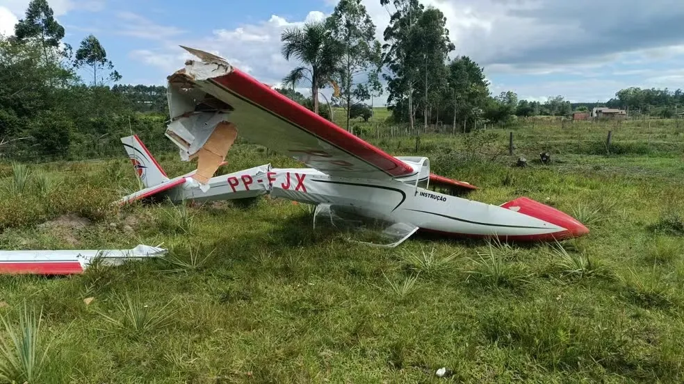 Queda de avião de treinamento em Montenegro/RS: instrutor e aluno sobrevivem