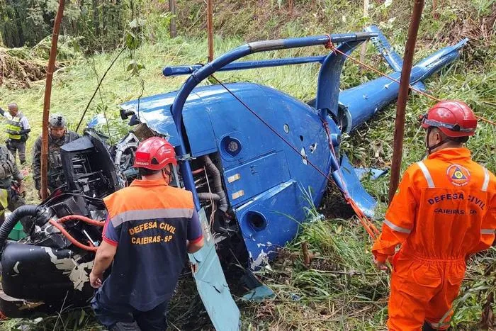 Helicóptero cai na Grande SP; duas vítimas são resgatadas com vida