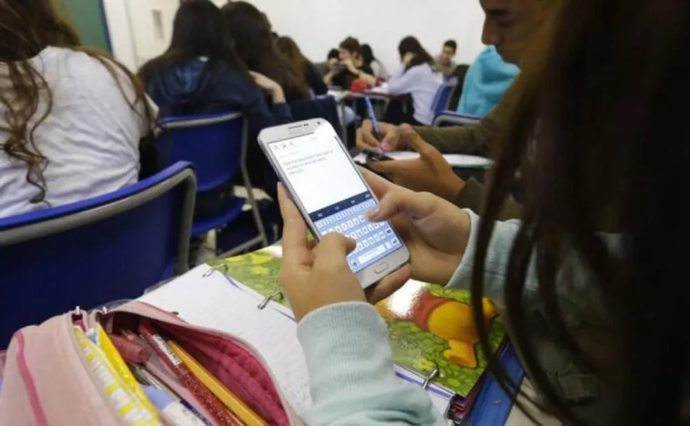 Proibição de celulares em sala de aula: solução educacional ou brecha para doutrinação?