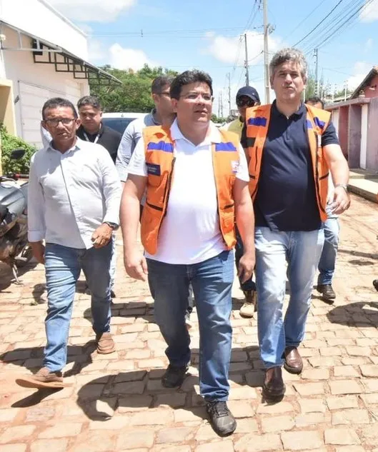Rafael Fonteles visita áreas atingidas por enchentes em Picos após uma semana de tragédia